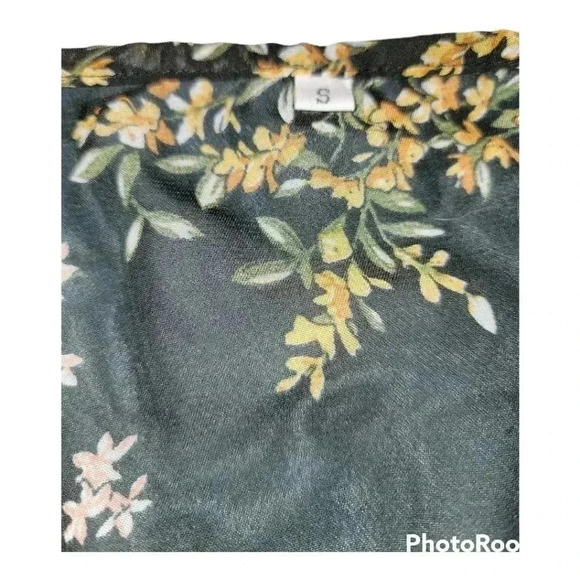 Womens size small beautiful floral cover up in like new condition! - Picture 2 of 2